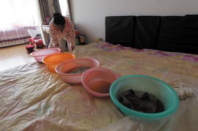 青冈楼上漏水，住户失联，小区没物管，业主维权难！律师来支招……